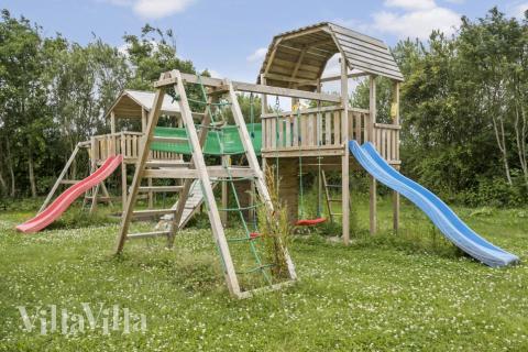 I det attraktive feriehuset nr. 677 i Vestjylland finnes det mengder av utendørsaktiviteter, som leketårn og huskestativ.