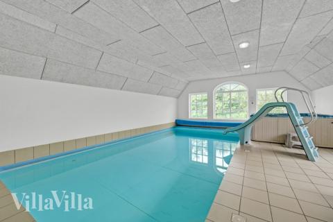 Det flotte bassenget i luksushus nr. 677 til 16 personer