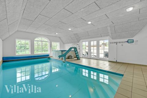 Feriehus 677 har et flott basseng med sklie, et stort innebygd boblebad og en badstue