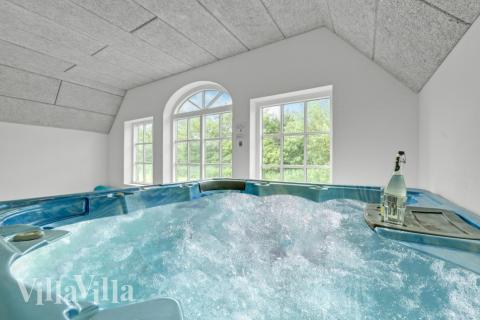 Nyt varmen i boblebadet i luksushus nr. 677 i Vestjylland