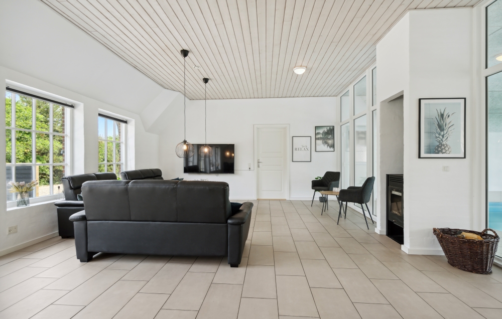 Sofaen i luksushus nr. 678 i Vestjylland er perfekt for å hygge seg med et brettspill eller se en film sammen.