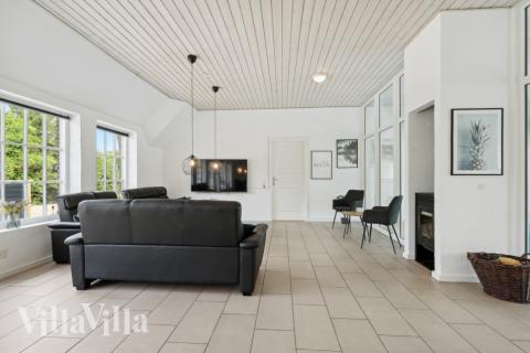 Sofaen i luksushus nr. 678 i Vestjylland er perfekt for å hygge seg med et brettspill eller se en film sammen.