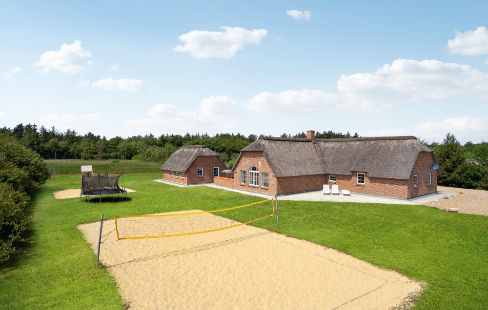 I det attraktive feriehuset nr. 678 i Vestjylland finnes det mengder av utendørsaktiviteter, som leketårn og huskestativ.
