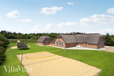 I det attraktive feriehuset nr. 678 i Vestjylland finnes det mengder av utendørsaktiviteter, som leketårn og huskestativ.