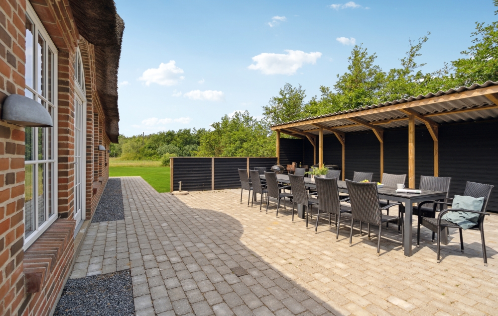 Nyt en grillkveld på terrassen i luksushus nr. 678 i Vestjylland