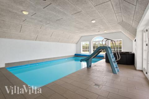 Det flotte bassenget i luksushus nr. 678 til 16 personer