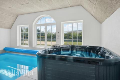 Nyt varmen i boblebadet i luksushus nr. 678 i Vestjylland