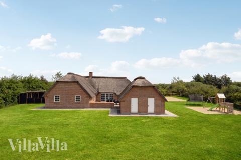 Dette lekre huset med svømmebasseng, nr. 678, med plass til 16 personer, ligger i Vestjylland