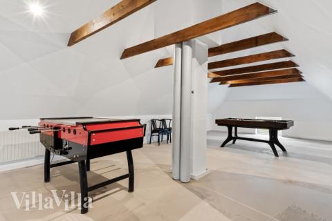 Luksushus nr. 679 til 22 personer tilbyr et stort aktivitetsrom med bl.a. biljard og dart