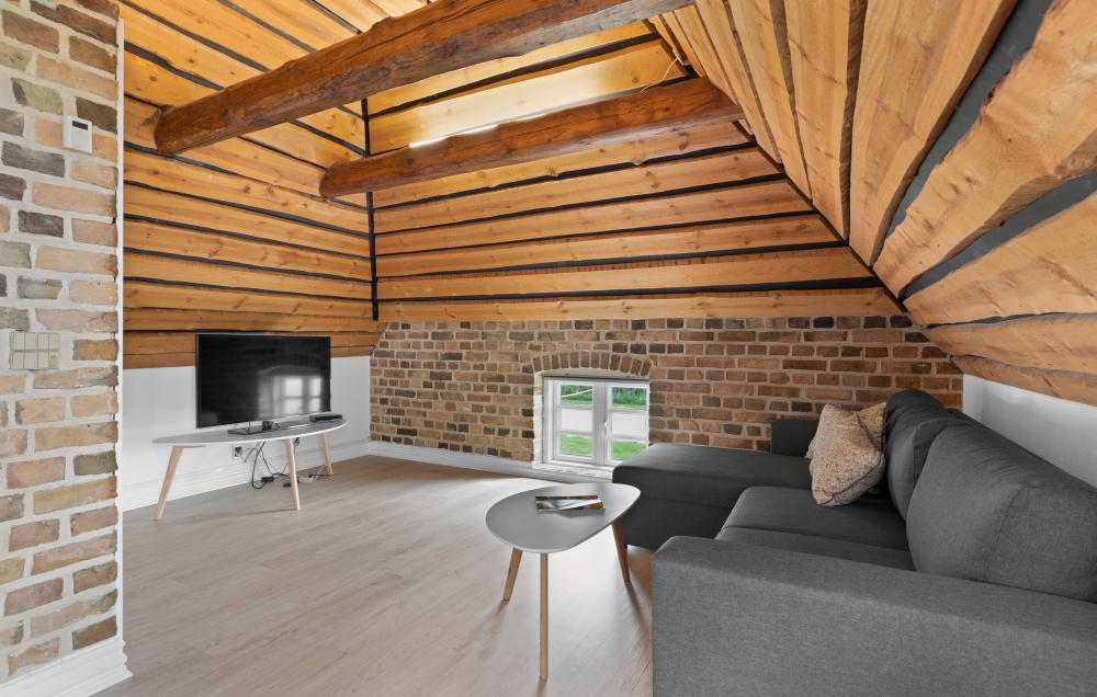 Det er god plass til hygge i feriehusets sofagruppe under oppholdet i luksushus nr. 679