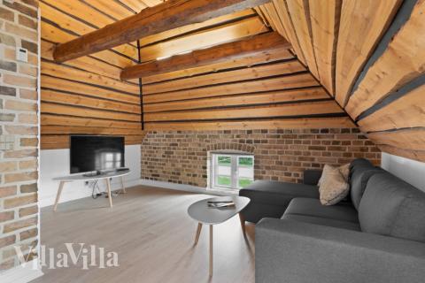 Det er god plass til hygge i feriehusets sofagruppe under oppholdet i luksushus nr. 679