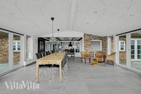 Det er plass til 22 personer i det store lyse oppholdsrommet i luksushus nr. 679.