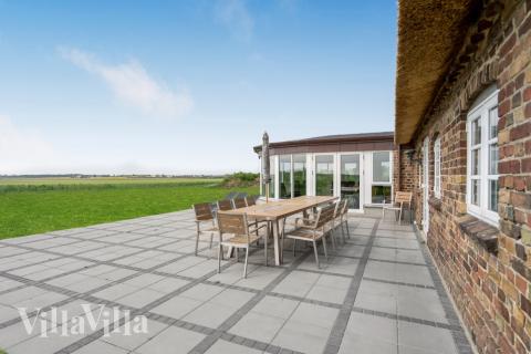 På terrassen i feriehus nr. 679 er det plass til 22 personer.