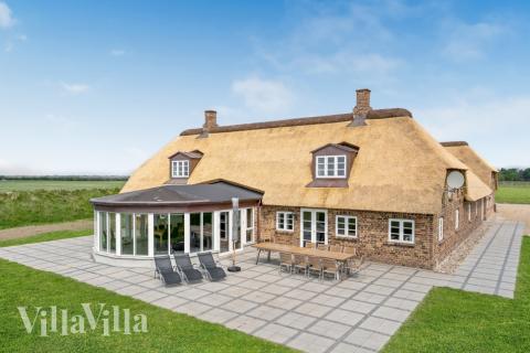 Dette lekre huset med svømmebasseng, nr. 679, med plass til 22 personer, ligger i Vestjylland