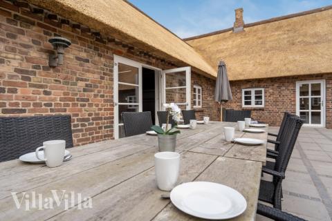 Luksushus nr. 679 har en deilig terrasse med gode hagemøbler til 22 personer.