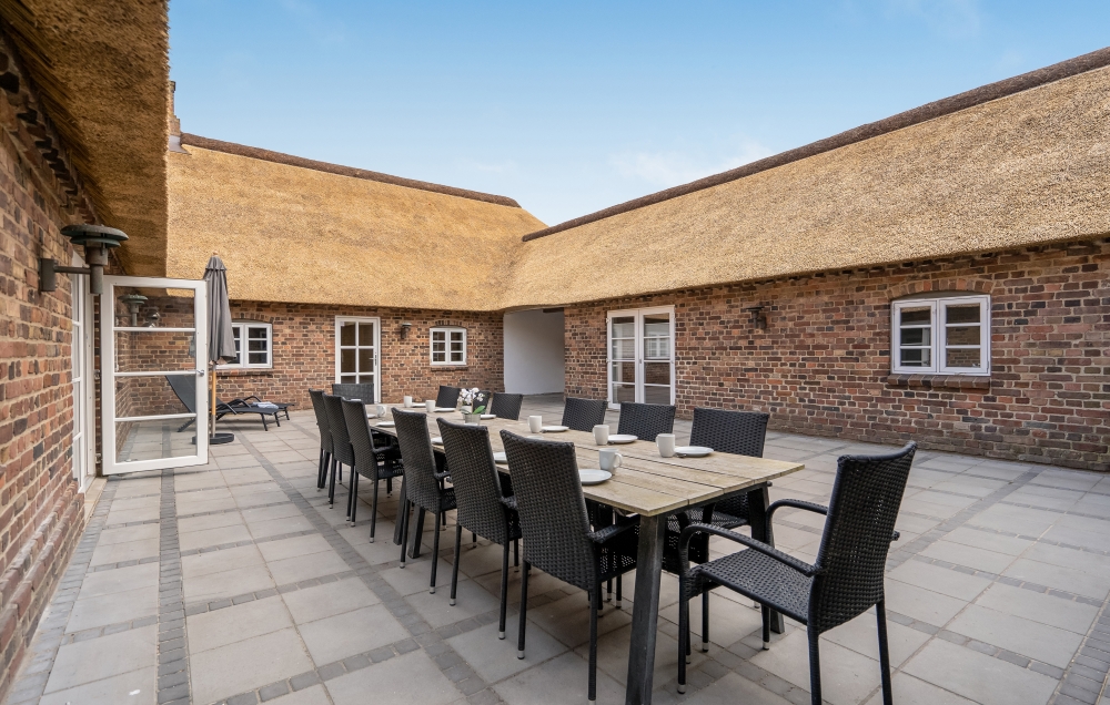 Nyt en grillkveld på terrassen i luksushus nr. 679 i Vestjylland