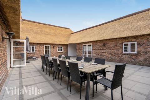 Nyt en grillkveld på terrassen i luksushus nr. 679 i Vestjylland