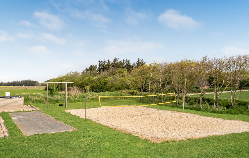 I det attraktive feriehuset nr. 679 i Vestjylland finnes det mengder av utendørsaktiviteter, som leketårn og huskestativ.