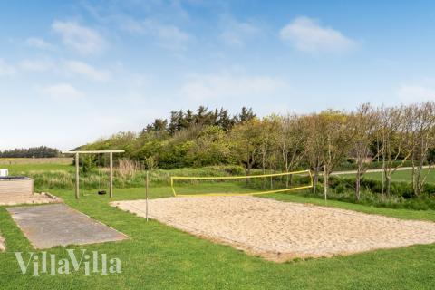 I det attraktive feriehuset nr. 679 i Vestjylland finnes det mengder av utendørsaktiviteter, som leketårn og huskestativ.