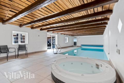 Det flotte bassenget i luksushus nr. 679 til 22 personer