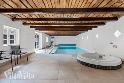 Feriehus 679 har et flott basseng med sklie, et stort innebygd boblebad og en badstue