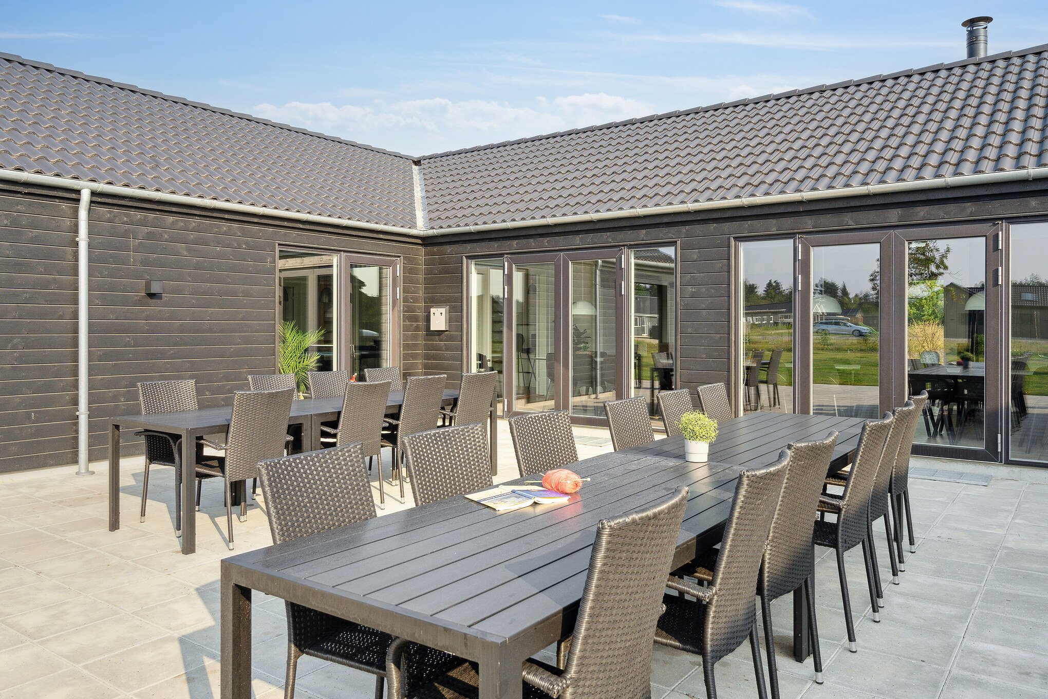 Nyt en grillkveld på terrassen i luksushus nr. 802 i Østjylland