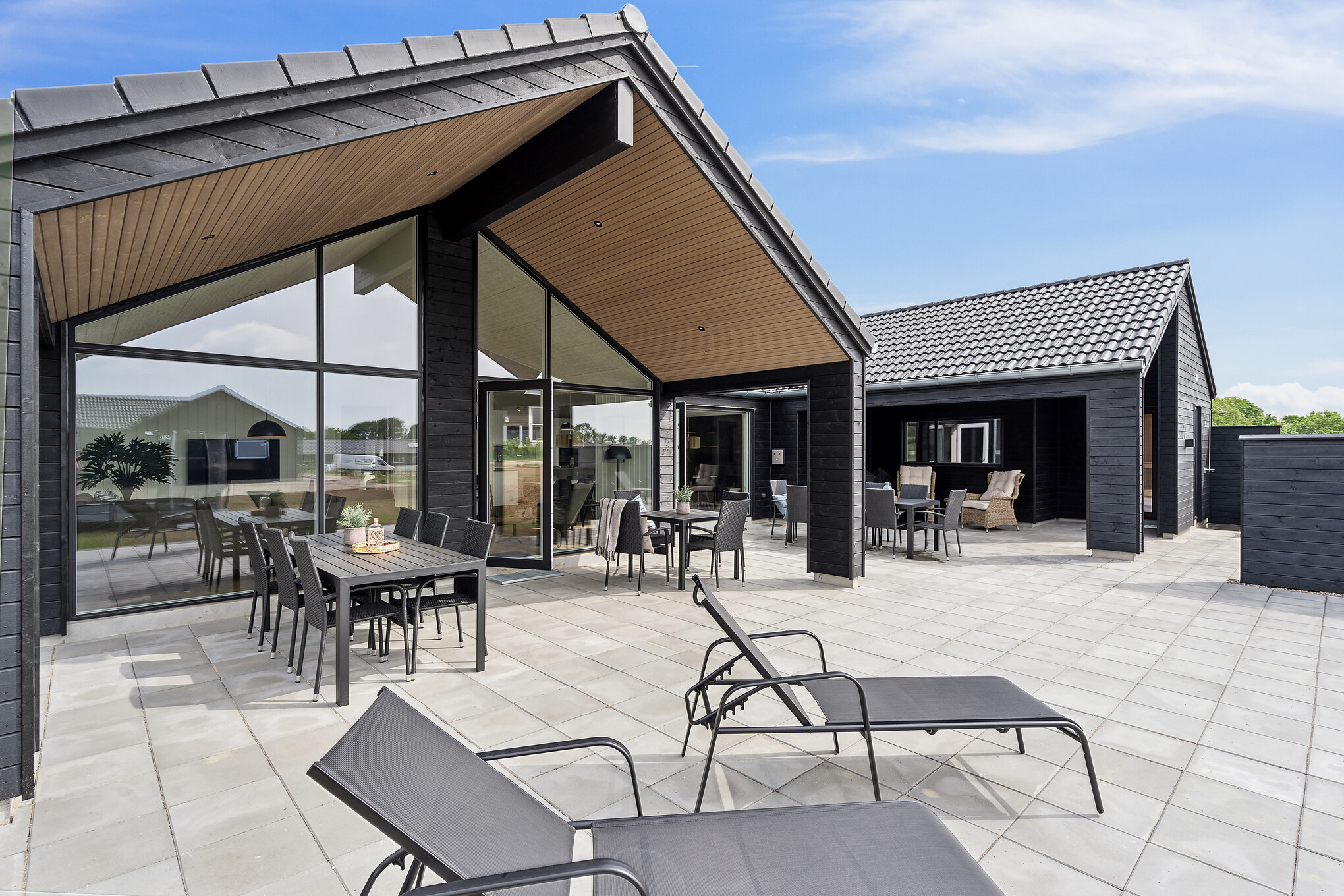 Luksushus nr. 810 har en deilig terrasse med gode hagemøbler til 18 personer.