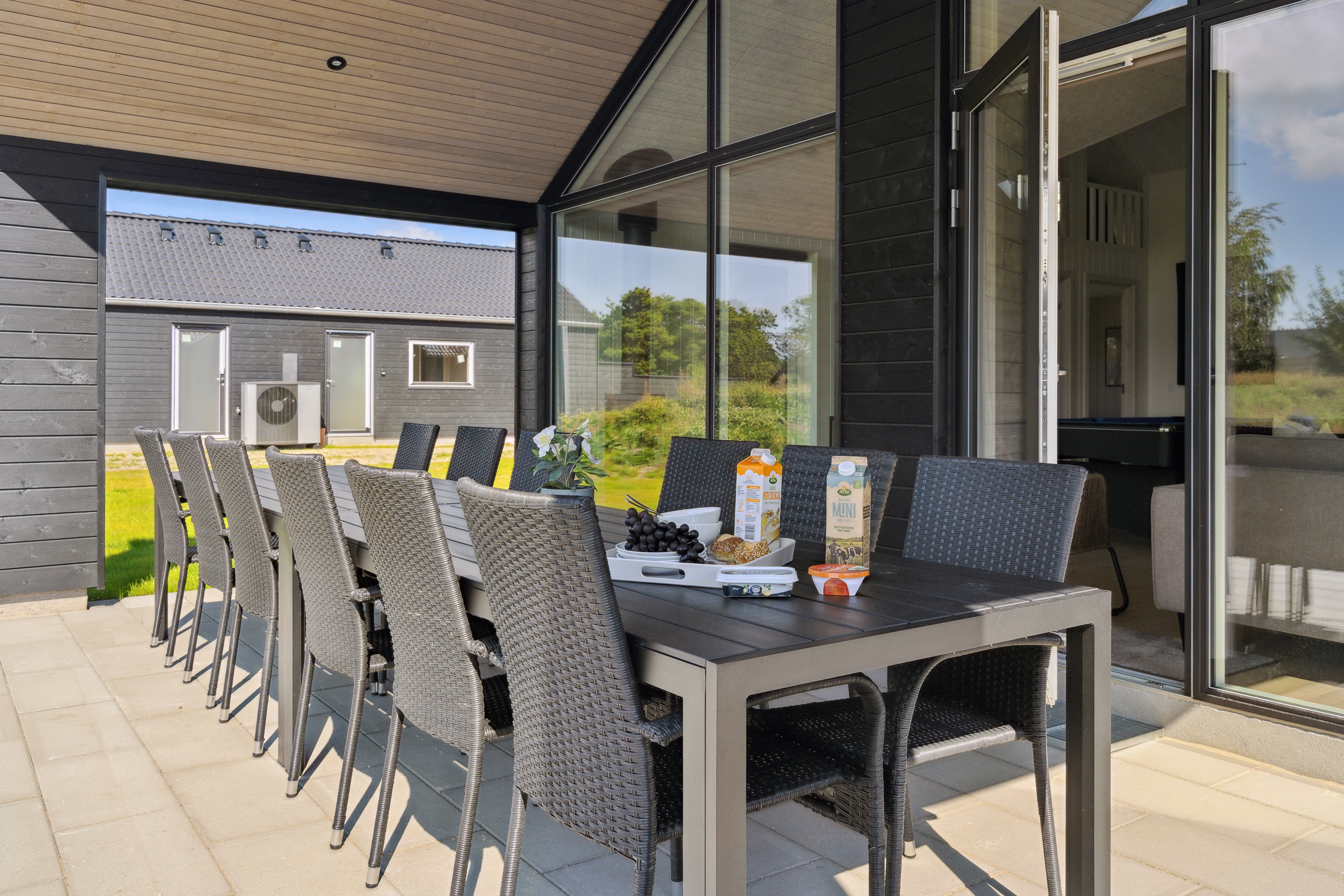 På terrassen i feriehus nr. 810 er det plass til 18 personer.