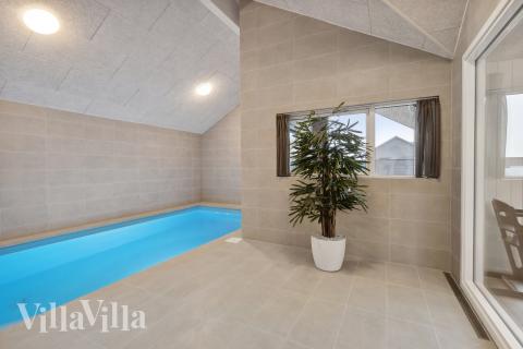 Feriehus 647 har et flott basseng med sklie, et stort innebygd boblebad og en badstue