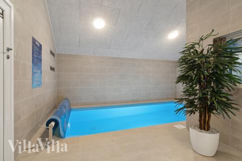 Det flotte bassenget i luksushus nr. 647 til 14 personer