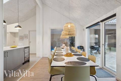 Det er plass til 14 personer i det store lyse oppholdsrommet i luksushus nr. 647.