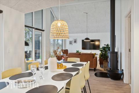 Det er god plass til at 14 personer sitter sammen i feriehusets oppholdsrom under et besøk i luksushus 647 i Fyn og øyer.