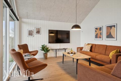 Det er god plass til hygge i feriehusets sofagruppe under oppholdet i luksushus nr. 647