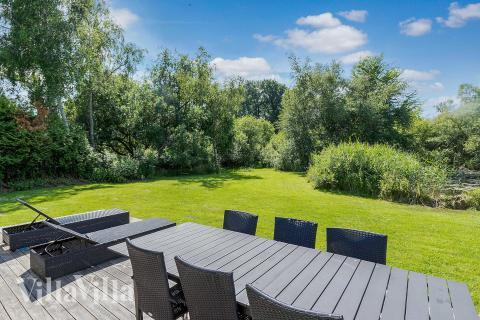 Nyt en grillkveld på terrassen i luksushus nr. 681 i Nordsjælland