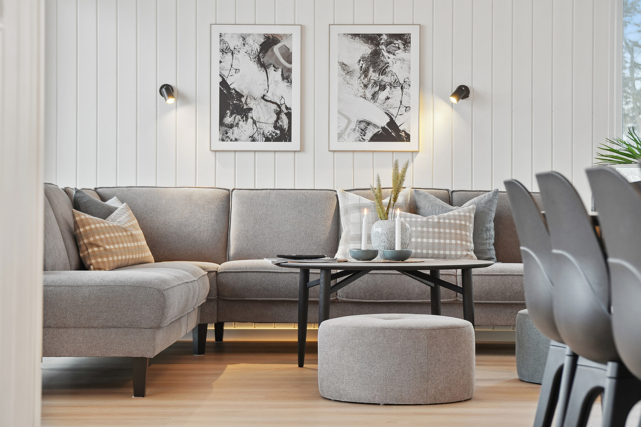 Sofaen i luksushus nr. 630 i Fyn og øyer er perfekt for å hygge seg med et brettspill eller se en film sammen.