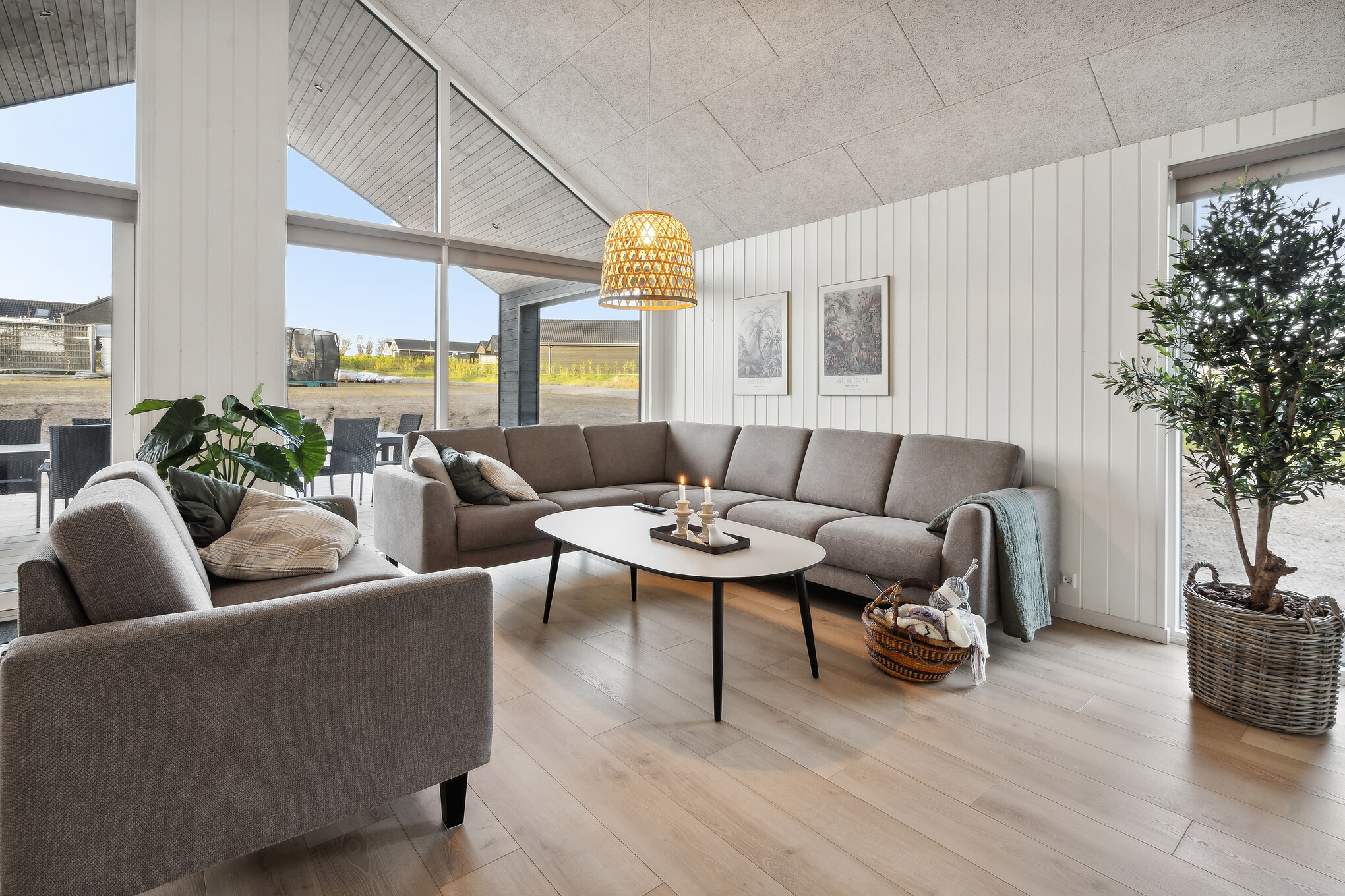 Sofaen i luksushus nr. 662 i Sydjylland er perfekt for å hygge seg med et brettspill eller se en film sammen.