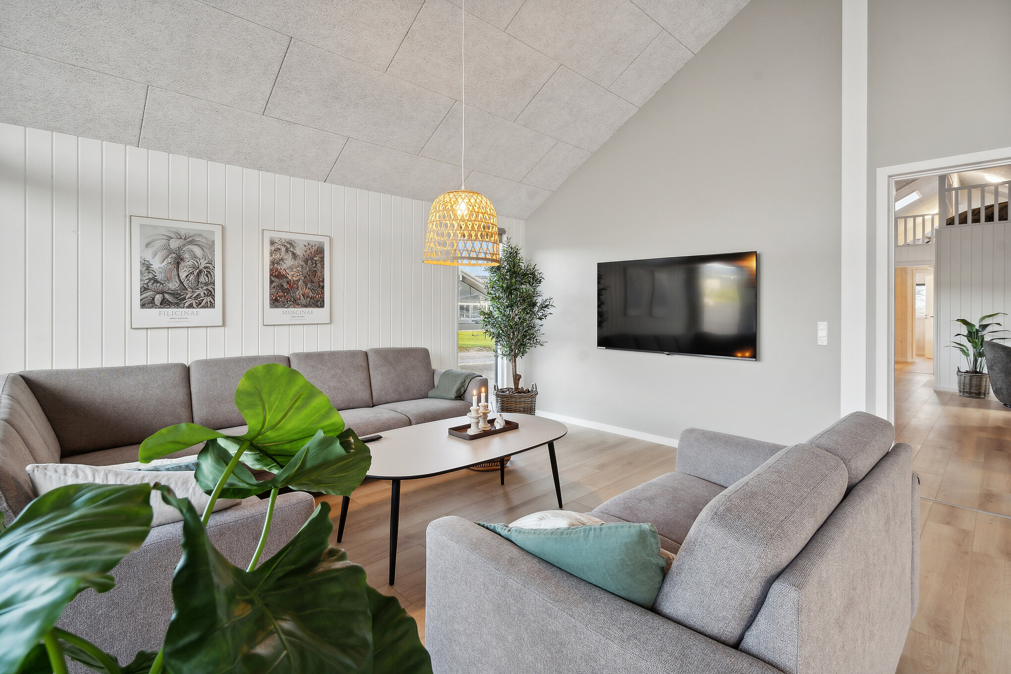 Det er god plass til hygge i feriehusets sofagruppe under oppholdet i luksushus nr. 662