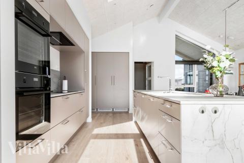 Kjøkkenet i luksushus nr. 682 er fullt utstyrt så dere lett kan lage mat til 18 personer.