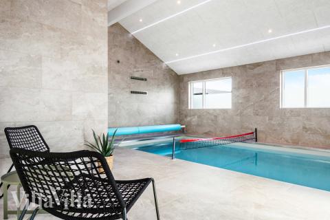 Det flotte bassenget i luksushus nr. 682 til 18 personer