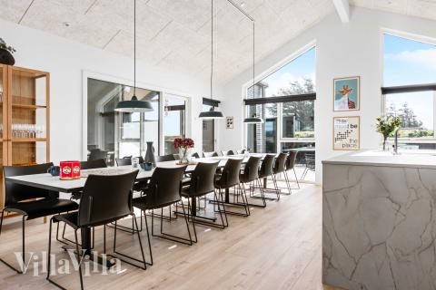 Det er plass til 18 personer i det store lyse oppholdsrommet i luksushus nr. 682.