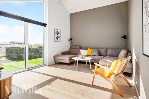 Sofakroken i luksushus nr. 682 i Nordjylland.