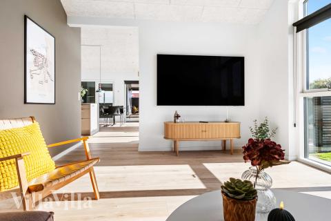 Sofaen i luksushus nr. 682 i Nordjylland er perfekt for å hygge seg med et brettspill eller se en film sammen.