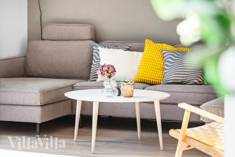 Det er god plass til hygge i feriehusets sofagruppe under oppholdet i luksushus nr. 682