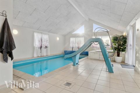 Feriehus 220 har et flott basseng med sklie, et stort innebygd boblebad og en badstue