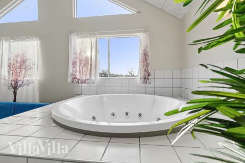 Nyt varmen i boblebadet i luksushus nr. 220 i Fyn og øyer