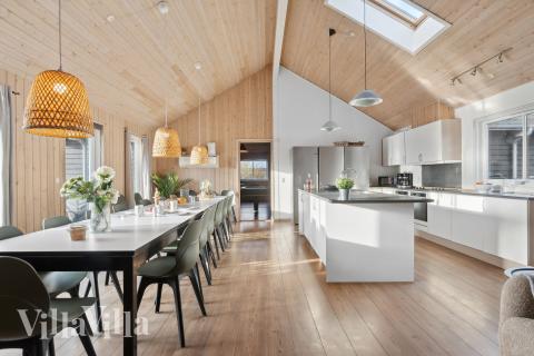 Det er plass til 20 personer i det store lyse oppholdsrommet i luksushus nr. 220.