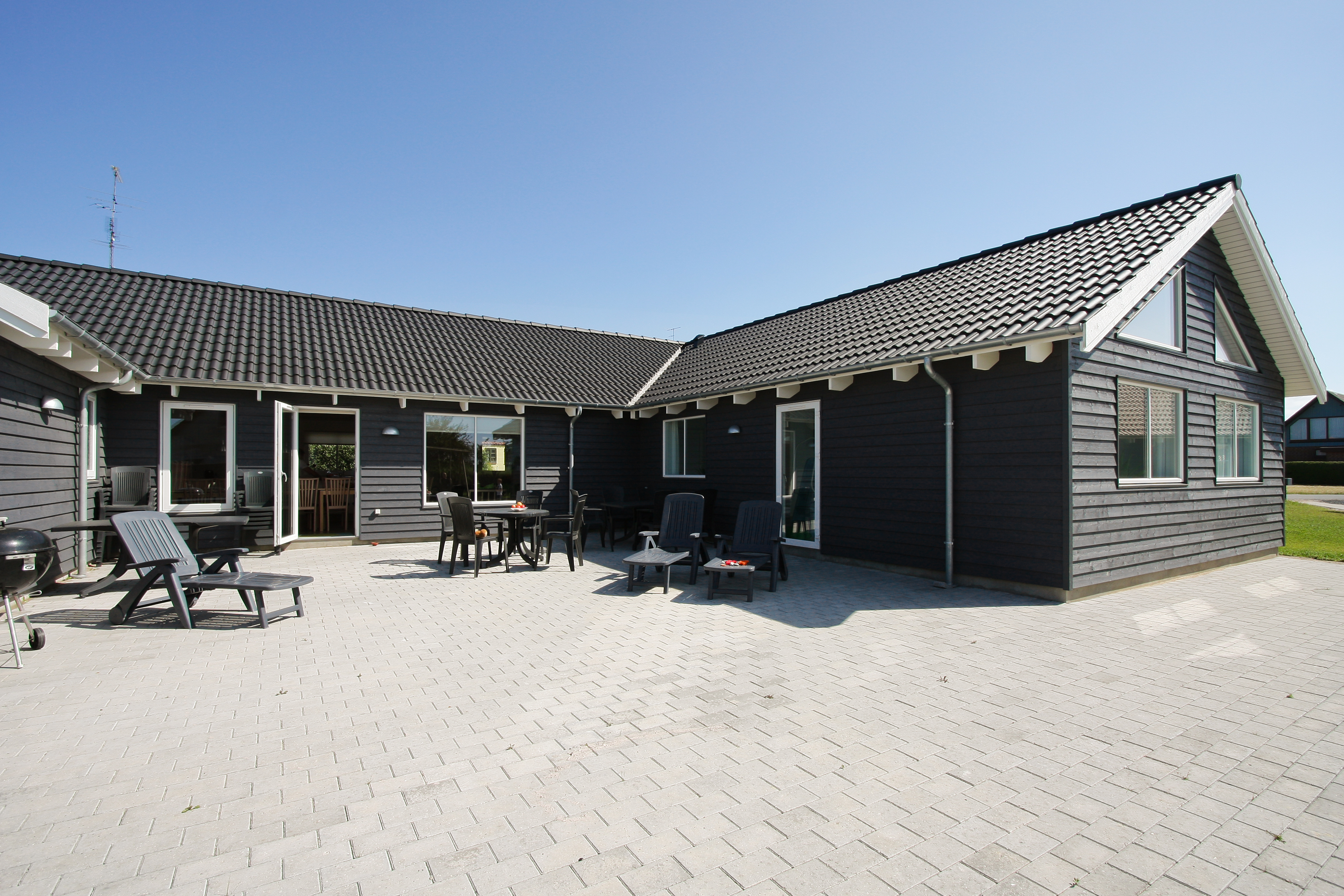 Nyt en grillkveld på terrassen i luksushus nr. 220 i Fyn og øyer