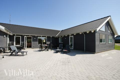 Nyt en grillkveld på terrassen i luksushus nr. 220 i Fyn og øyer