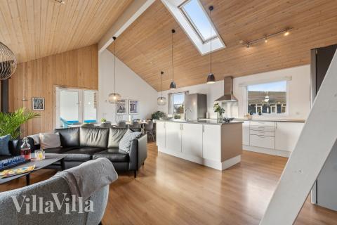 Sofaen i luksushus nr. 221 i Fyn og øyer er perfekt for å hygge seg med et brettspill eller se en film sammen.