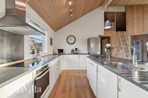 Kjøkkenet i luksushus nr. 221 er fullt utstyrt så dere lett kan lage mat til 16 personer.